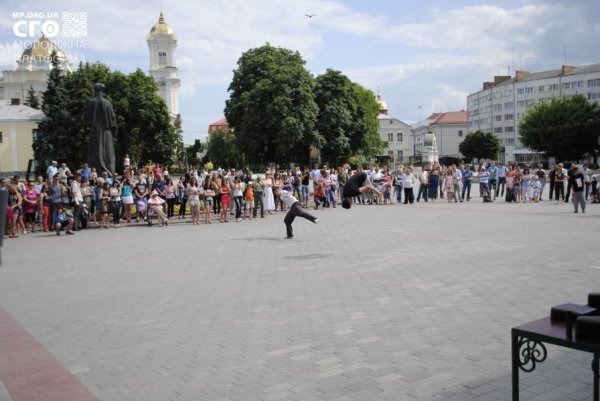 На День молоді в центрі Луцька билися, танцювали та змагалися. ФОТО